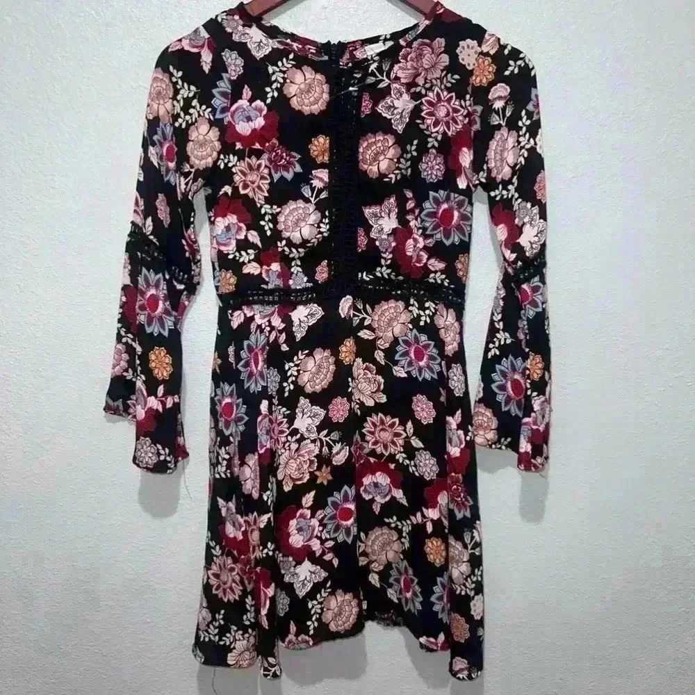 Beautiful floral dress for juniors, woman. Size small. With bell sleeves! - Picture 3 of 8